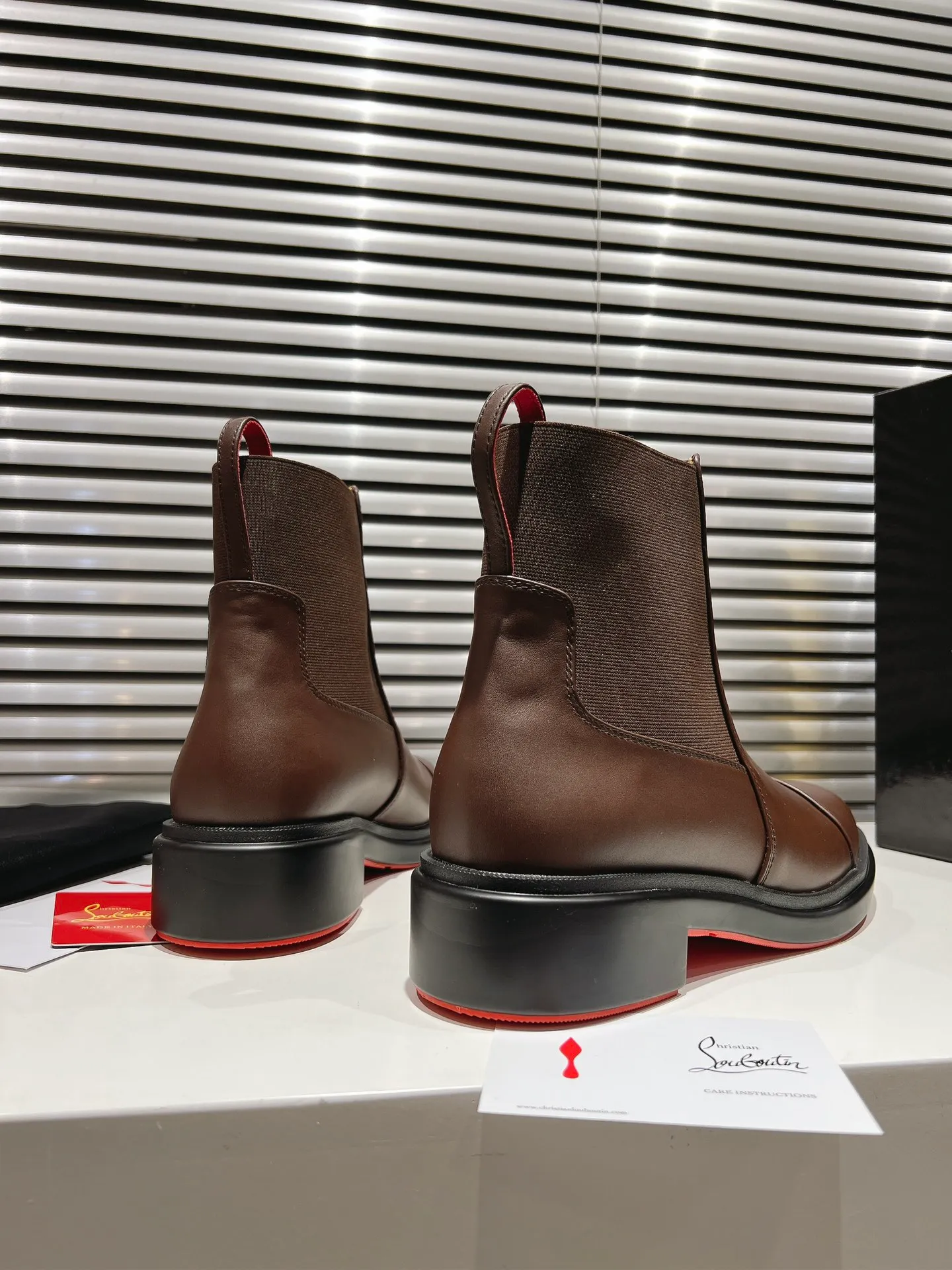 👟👟Ex-factory price 800👟👟 ╔Chelsea black nude boots╗ ·Top version customization·2024𝐬𝐬 Urbino Chelsea ankle boots are charming with smooth lines. The boots are made of black calfskin and feature a tonal rubber sole with the signature Maison Christian Louboutin Loubi red. This urban style features a heel tab and elastic side panels making it easy to put on 𝑪𝒉𝒓𝒊𝒔𝒕𝒊𝒂𝒏 𝑳𝒐𝒖𝒃𝒐𝒖𝒕𝒊𝒏 ▪️No matter the last shape, fabric, diamonds, nails, lining, outsole, they are all as close to ZP as possible... ▪️The original sole is specially provided by the original factory ▪️The lining is imported water-dyed cowhide ▪️Private customization time is about 3-7 days —————— Size: Men's 39M-47M
